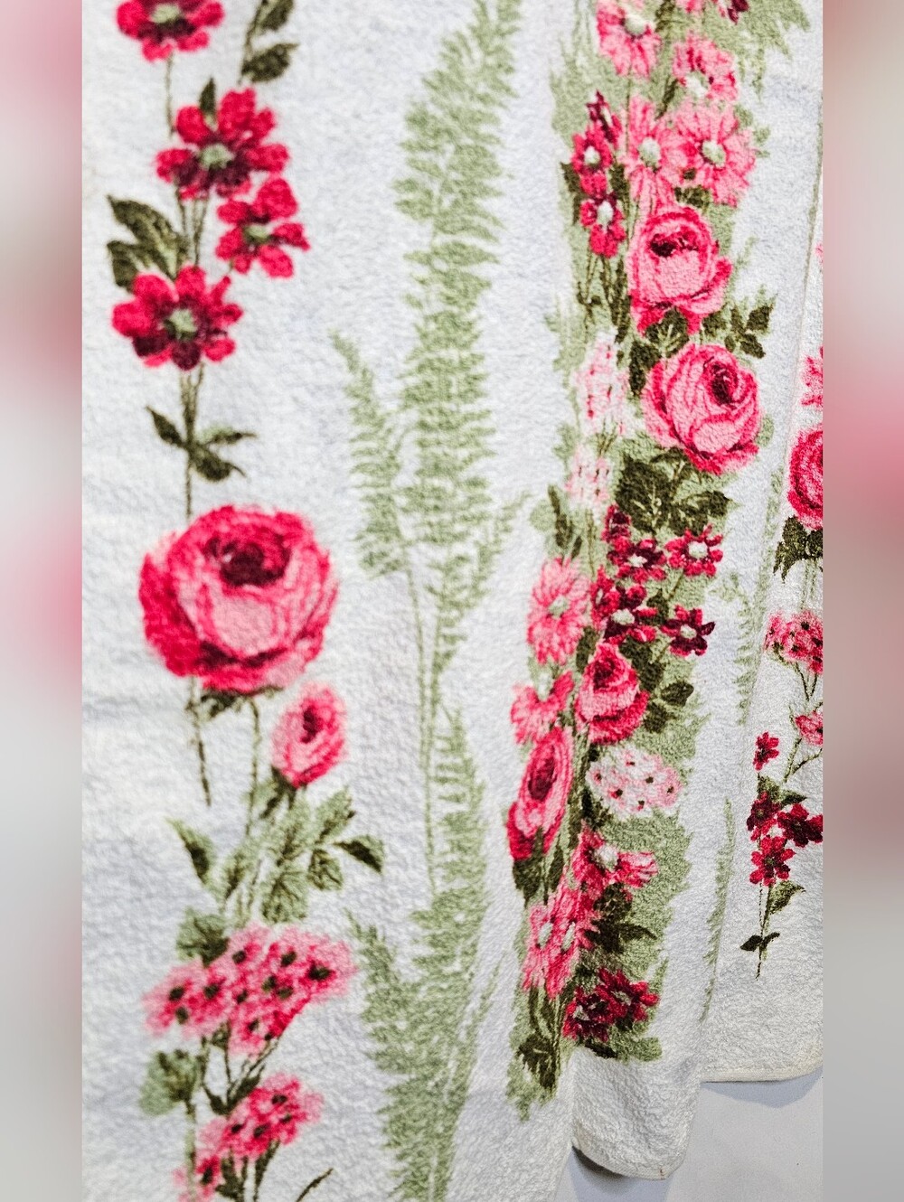 Canon 60s Retro Pink Roses With Ferns Bath Towel